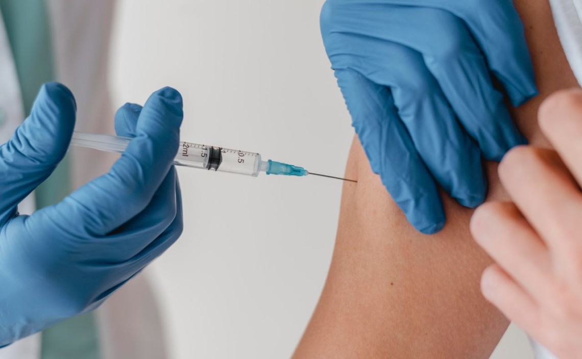 За добу 12 прикарпатців отримали додаткову дозу вакцини від коронавірусу