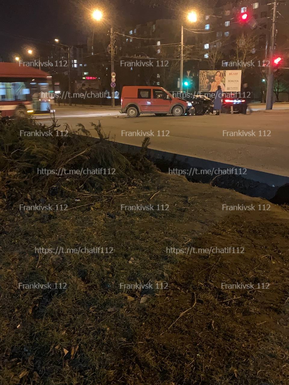 Аварія в Івано-Франківську: на місці працює поліція (ВІДЕО)