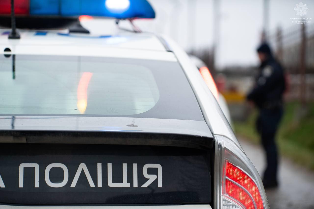 Патрульні Прикарпаття зупинили автомобіль Volkswagen за порушення правил дорожнього руху