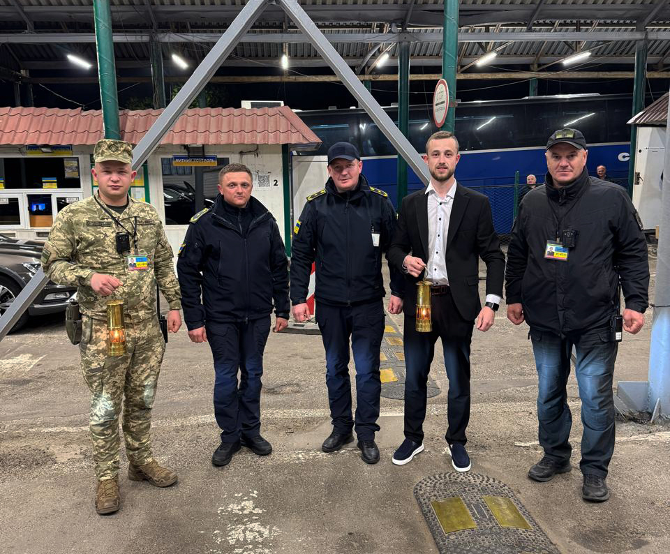 Благодатний вогонь прибув в Україну: у великодню ніч його першими зустріли прикордонники на “Устилузі”