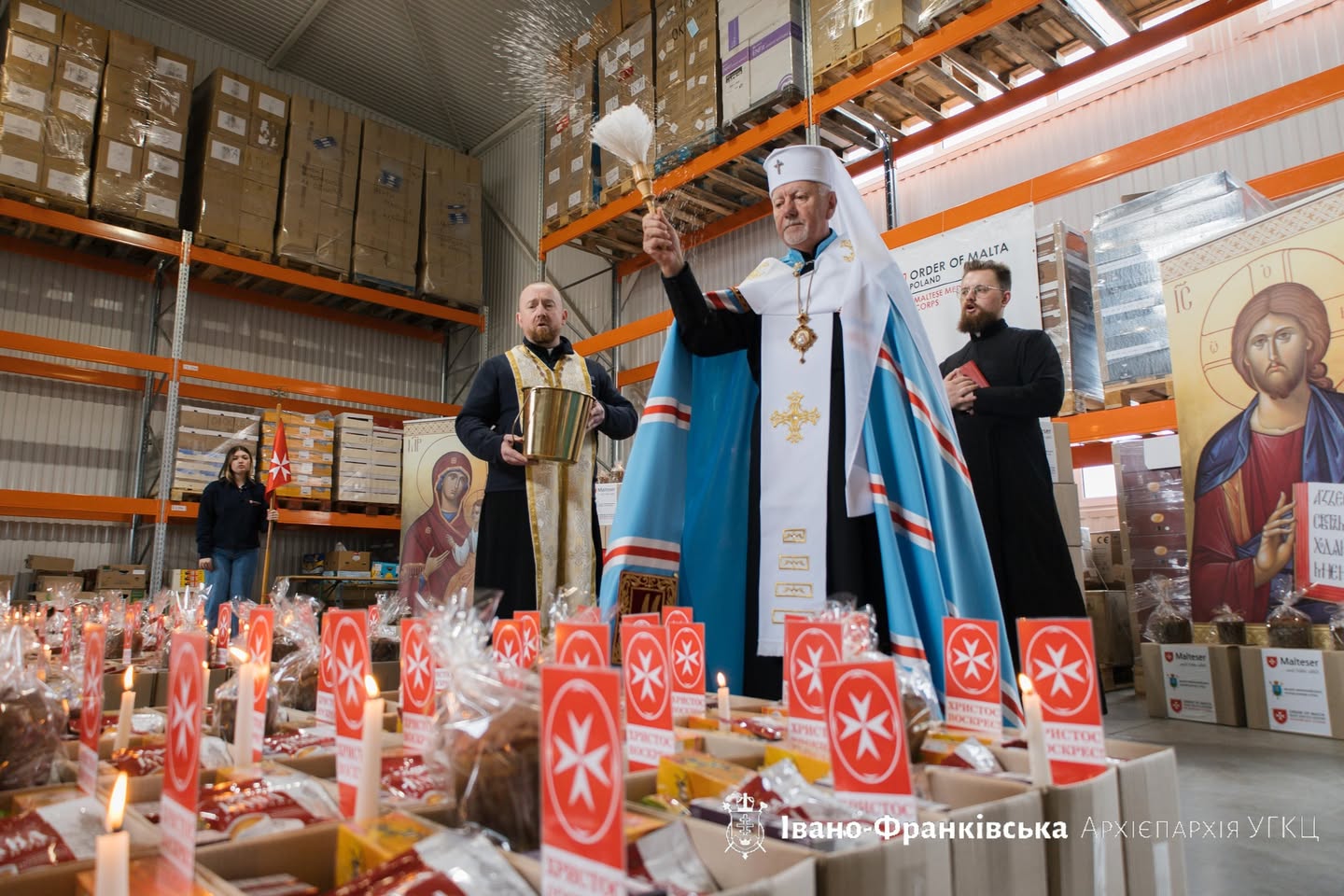 Митрополит Володимир освятив 300 великодніх наборів для потребуючих від Мальтійської служби допомоги