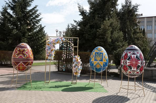 На центральній площі міста Тисмениця розміщено Великодню фотозону