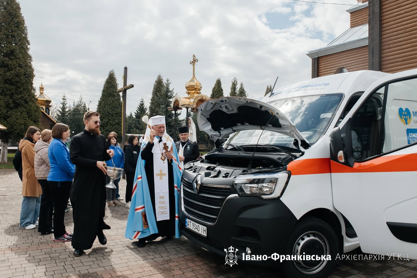 Митрополит Володимир поблагословив карету швидкої допомоги для Медичного центру Карітасу
