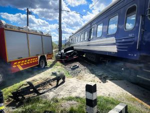 На Закарпатті легковий автомобіль зіткнувся з пасажирським потягом Київ — Ужгород, постраждав чоловік