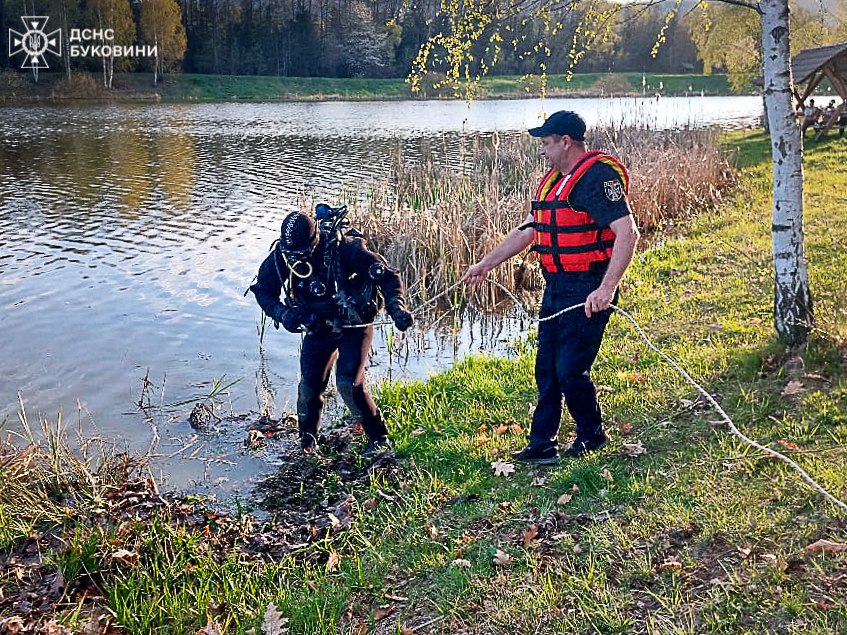 Надзвичайники Прикарпаття дістали з водойми тіло 35-річного чоловіка