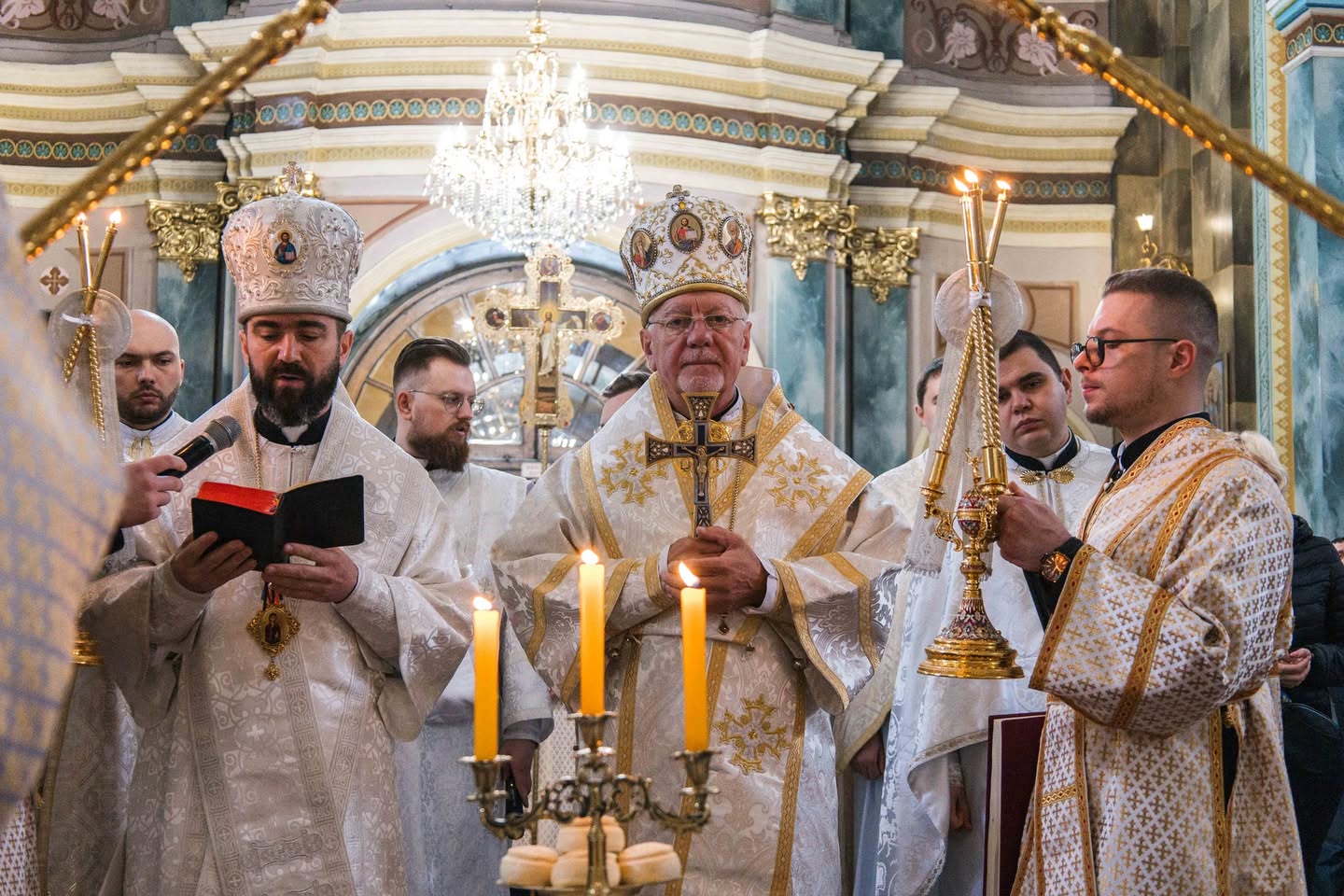 Роздумуючи над таємницею спасіння: в головному храмі міста молилися Вечірню з Літургією св. Василія Великого
