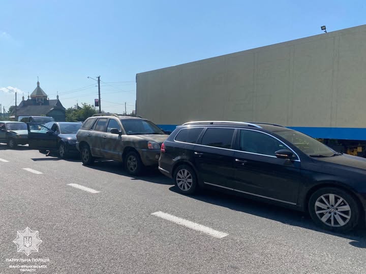 Недотримання безпечної дистанції стало причиною ДТП за участі чотирьох автомобілів