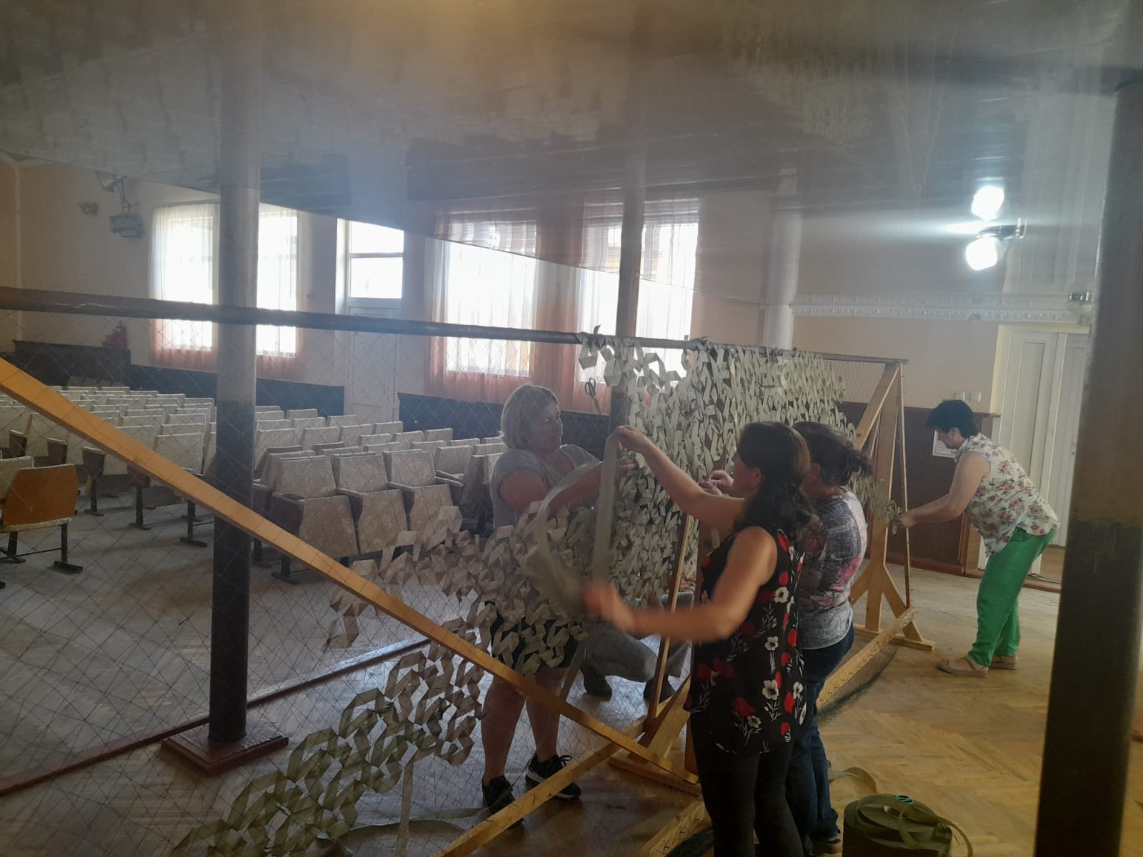 У Рожнівському будинку культури розпочато плетіння маскувальних сіток для потреб Збройних Сил України