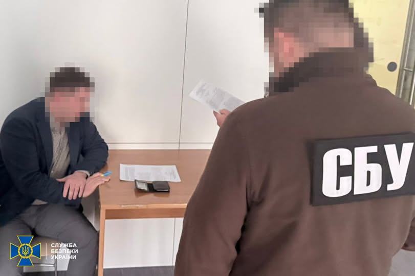 СБУ та Нацполіція викрили топпосадовця КМДА, який протягом повномасштабної війни відпочивав за кордоном під виглядом службових відряджень