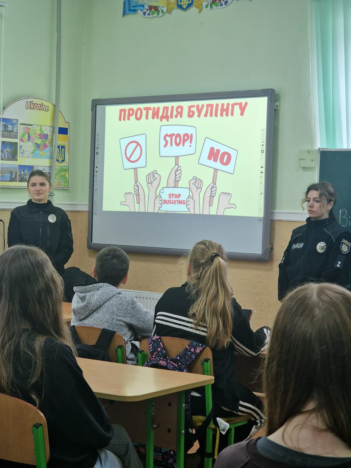 Ювенальні поліцейські Прикарпаття продовжують проводити профілактичні бесіди у закладах освіти