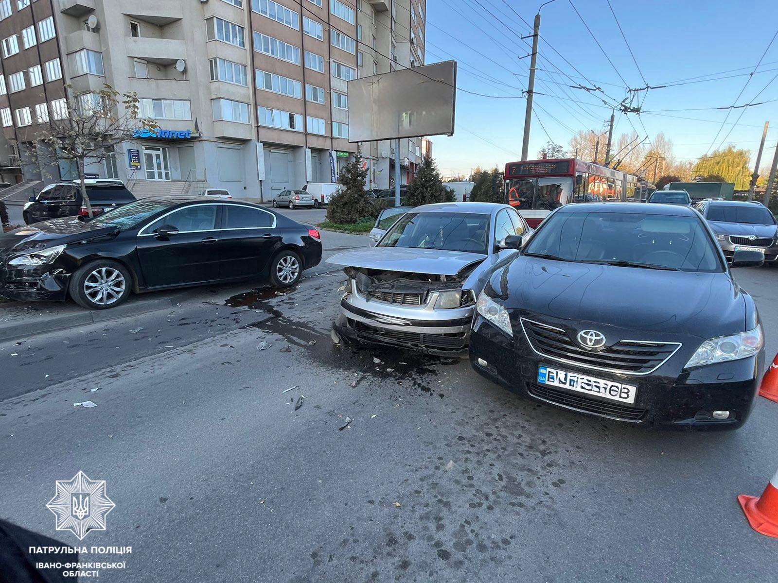 У Франківську водій Volkswagen спричинив ДТП за участі трьох автомобілів
