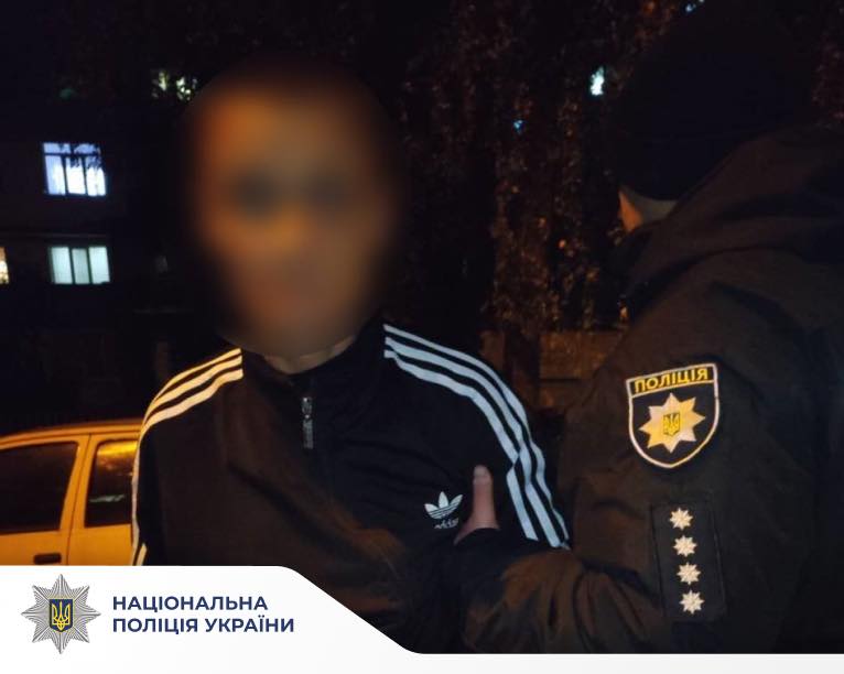 В Івано-Франківську поліція оперативно затримала чоловіка, який у стані сп’яніння поранив дружину ножем