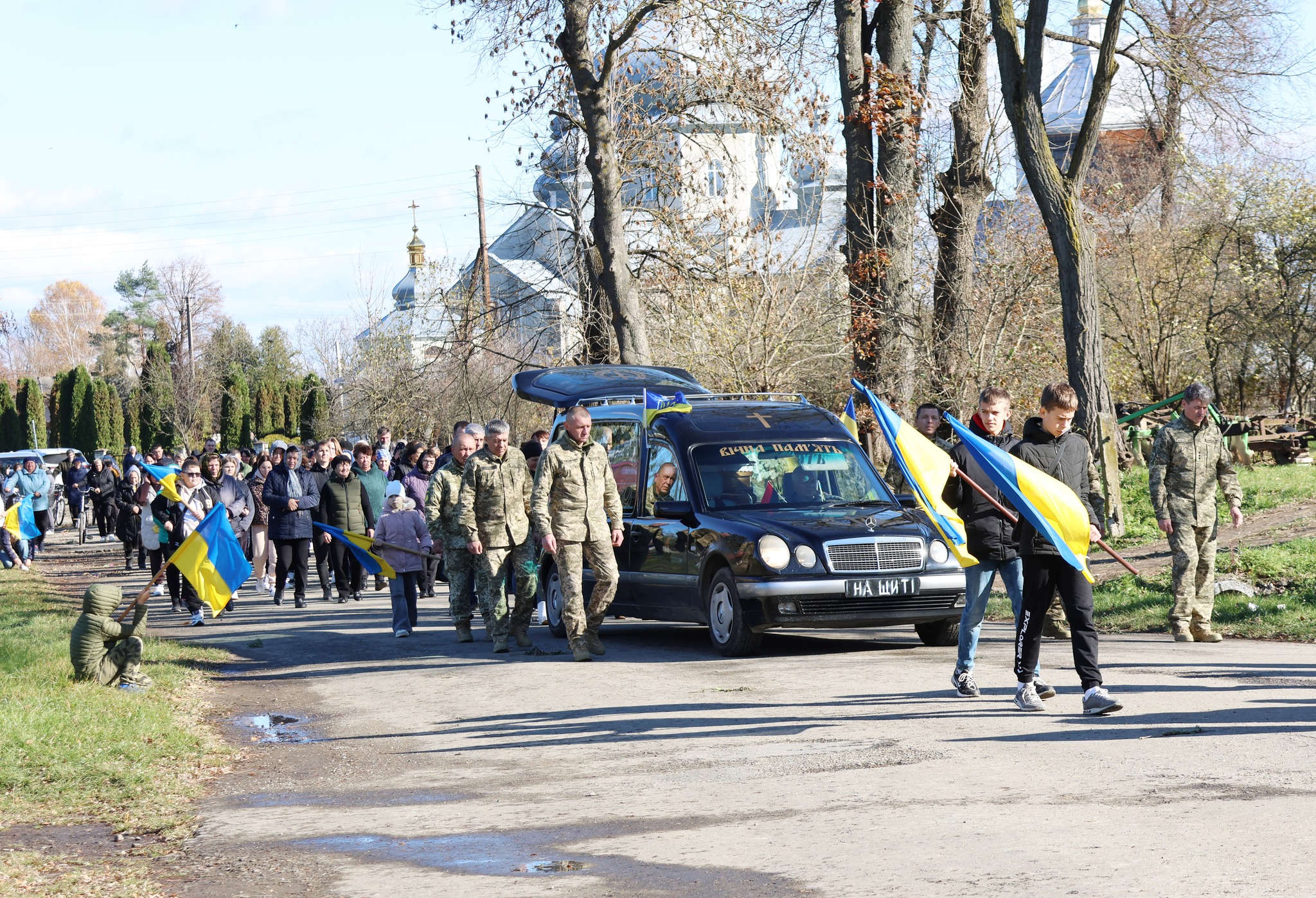 У селі Липівка попрощалися із загиблим Героєм, Сергієм Чікуновим