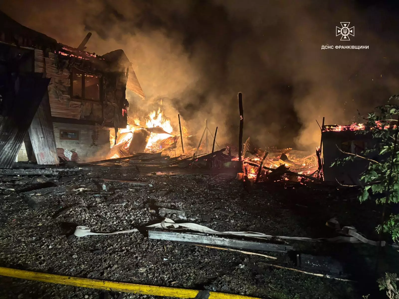 Масштабна пожежа на Коломийщині: горіли будинок і господарська будівля