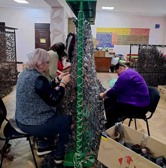 У Калуші рідні Героїв і працівники Центру соціальних служб плетуть сітки для захисників