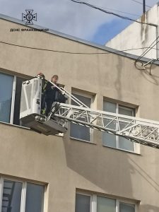 У Франківську вогнеборці ліквідували пожежу в офісному приміщенні, що виникла внаслідок вибуху