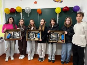 Військовим передали з Лисця на передову дрони, батареї та зарядний пристрій