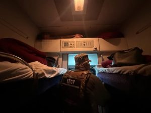 Сховався у поїзді: прикордонники викрили тур до Європи в ніші для ковдр