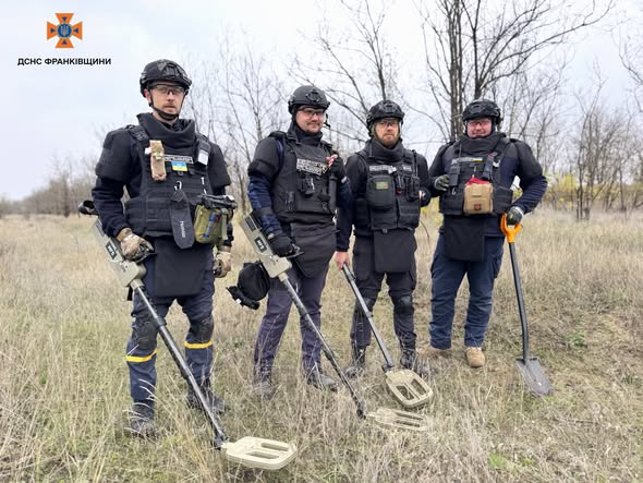Піротехніки з Прикарпаття продовжують розміновувати Херсонщину