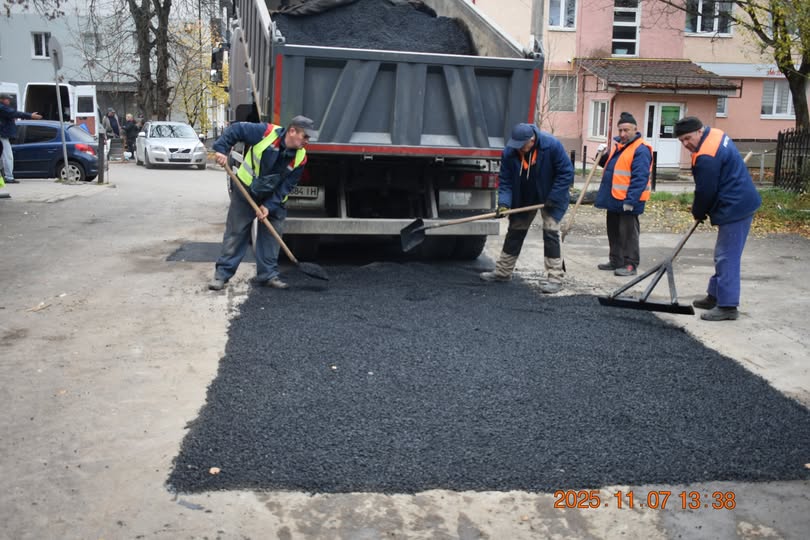 На вулицях Івано-Франківська відновлюють асфальтове покриття