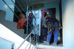 Київ: у Деснянському районі тривають пошуково-рятувальні роботи на місці удару російського БпЛА по 9-поверхівці