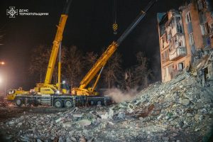 Тернопіль: тривають аварійно-рятувальні роботи після ракетного удару