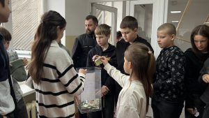 У Лисецькому ліцеї відбувся благодійний концерт заслуженого артиста України Святослава Края