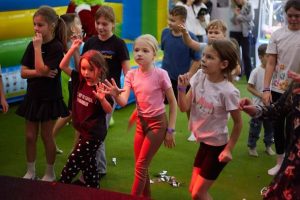 У ТРЦ Veles Mall напередодні дня Святого Миколая відбувся розважальний захід для дітей