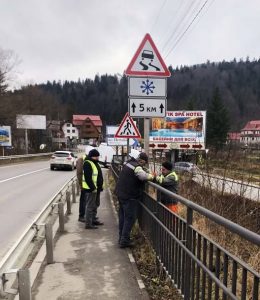 На дорогах Прикарпаття відновлюють “зимові” дорожні знаки