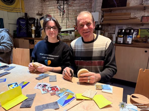 Прикарпатські поліцейські разом із пораненими захисниками створювали унікальні роботи з дерева