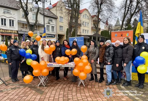 «16 днів проти насильства»: у середмісті Калуша поліцейські провели вуличну акцію