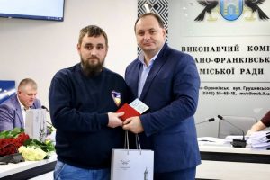 Руслан Марцінків вручив відзнаки «Творимо перемогу разом» волонтерам “Спілки волонтерів Прикарпаття”!