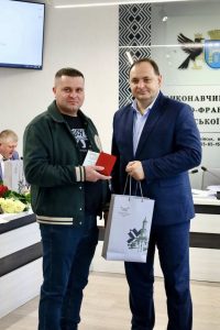 Руслан Марцінків вручив відзнаки «Творимо перемогу разом» волонтерам “Спілки волонтерів Прикарпаття”!