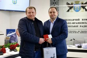 Руслан Марцінків вручив відзнаки «Творимо перемогу разом» волонтерам “Спілки волонтерів Прикарпаття”!