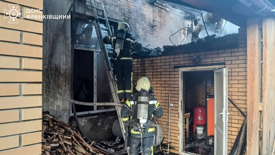 У Калуському районі горіла покрівля меблевого цеху