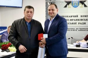 Руслан Марцінків вручив відзнаки «Творимо перемогу разом» волонтерам “Спілки волонтерів Прикарпаття”!