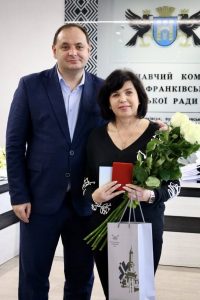 Руслан Марцінків вручив відзнаки «Творимо перемогу разом» волонтерам “Спілки волонтерів Прикарпаття”!