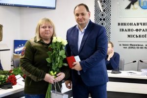 Руслан Марцінків вручив відзнаки «Творимо перемогу разом» волонтерам “Спілки волонтерів Прикарпаття”!