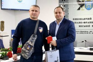 Руслан Марцінків вручив відзнаки «Творимо перемогу разом» волонтерам “Спілки волонтерів Прикарпаття”!