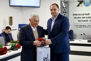 Руслан Марцінків вручив відзнаки «Творимо перемогу разом» волонтерам “Спілки волонтерів Прикарпаття”!