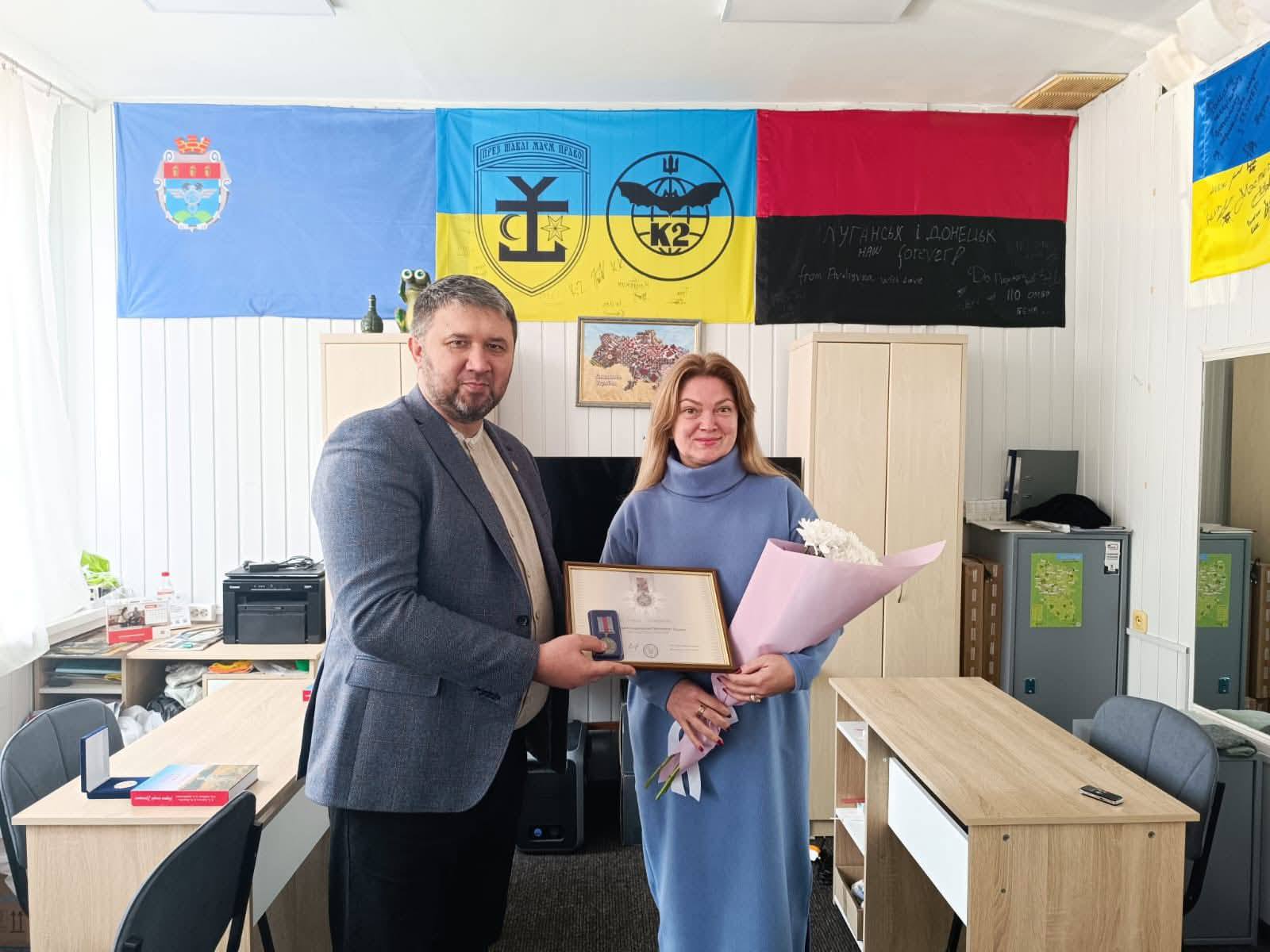 У Калуші вручили Відзнаку Президента «За оборону України» волонтерці та секретарці ради з питань ВПО Тетяні Жук