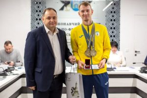 Міський голова Івано-Франківська Руслан Марцінків нагородив нагрудними знаками «Гордість Івано-Франківської громади» видатних спортсменів