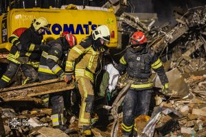 Харків: всю ніч тривали пошуково-рятувальні роботи на місці зруйнованої будівлі