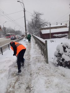 Чиновники Івано-Франківська вийшли прибирати сніг