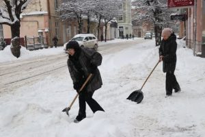 Чиновники Івано-Франківська вийшли прибирати сніг