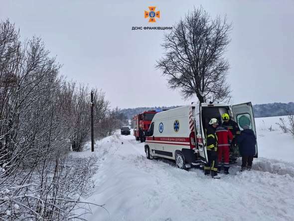 На Рогатинщині рятувальники визволяли зі снігової пастки автомобіль швидкої допомоги