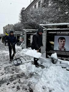 Чиновники Івано-Франківська вийшли прибирати сніг