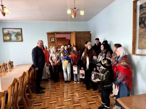 У Косівській райдержадміністрації колядували маленькі волонтери Червоного Хреста