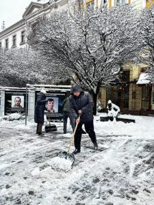 Чиновники Івано-Франківська вийшли прибирати сніг