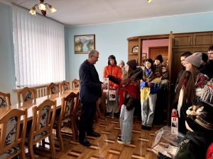 У Косівській райдержадміністрації колядували маленькі волонтери Червоного Хреста